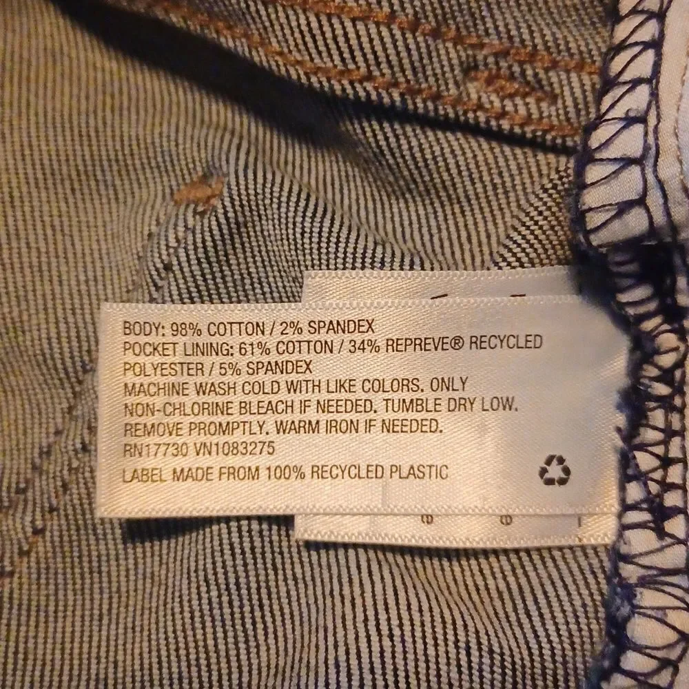 701418....Universal Thread Straight leg Jeans Size 6/28,  8
